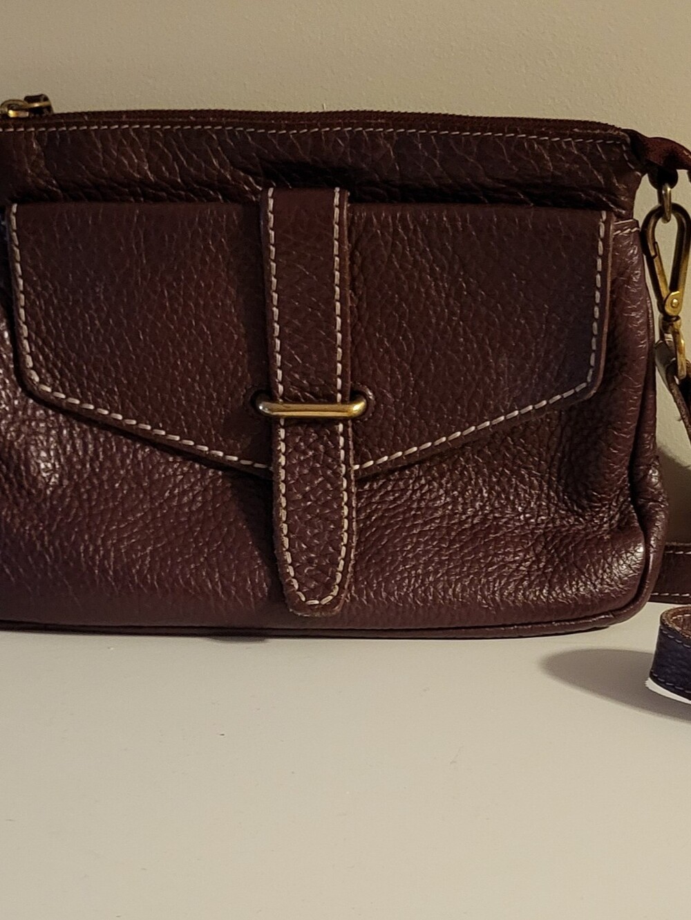 ROOTS Leather Crossbody Bag - Classic Pebbled Design. Burgundy Oxblood Colour.